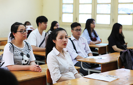 Thí sinh đến làm thủ tục dự thi tại điểm thi Trường THPT Việt Đức.